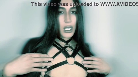 Tu ama manda mientras te sometes como un esclavo hambriento de polla en una sesión de JOI gratis travesti porno